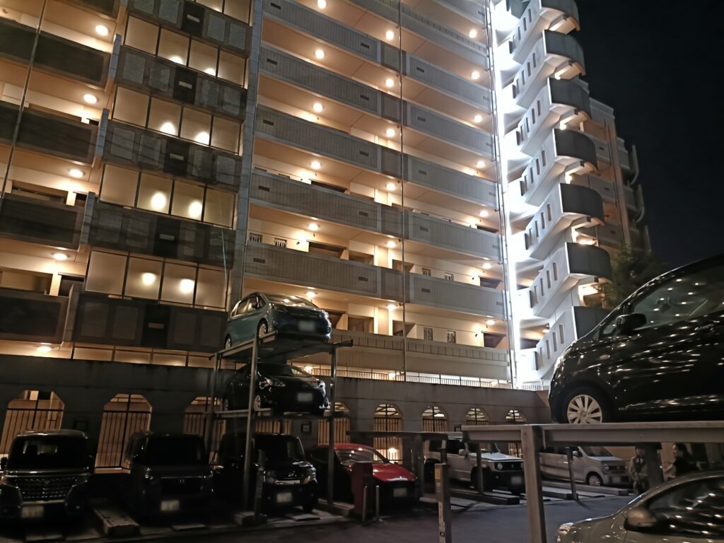 光が戻った駐車場